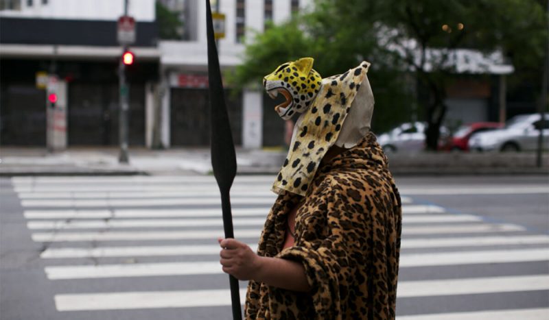 @Denilson Baniwa: der Jaguar-Schamane jagt in der Stadt